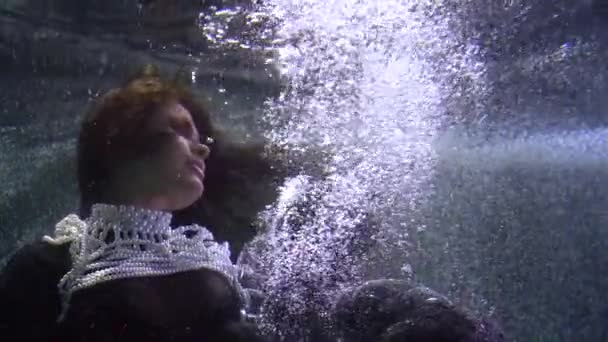 Elegant lady with wine glass underwater, floating and drinking, portrait of enigmatic woman — Stockvideo