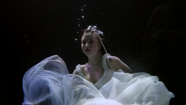 Romantic underwater fairy is dancing and floating in sea water, female subaquatic shot — Stock videók