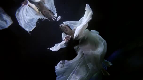 海や川の暗い深さの神秘的な女性の図,魔法水中世界,おとぎ話 — ストック動画