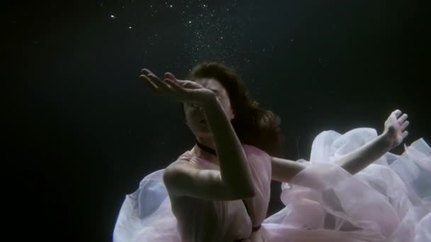 Sensual woman is dancing in deepness, slow motion underwater shot of alluring young lady — Vídeo de stock