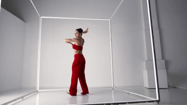 Emotional dance of beautiful sexy woman in white studio, eclectic of oriental and contemporary dance — Stock video