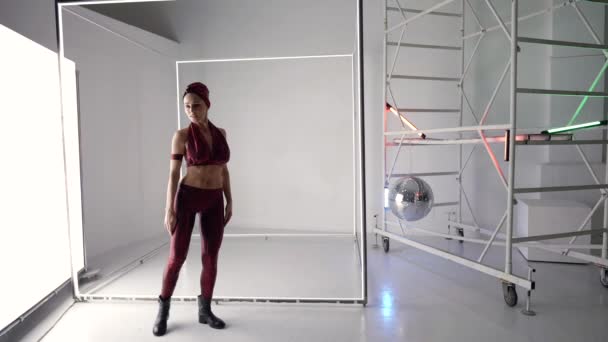 Dance rehearsing of young sexy woman in studio, lady is dancing alone — Vídeo de stock