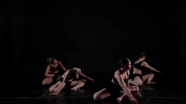 Young ladies are performing contemporary choreography on scene, students of school of arts — Vídeo de stock