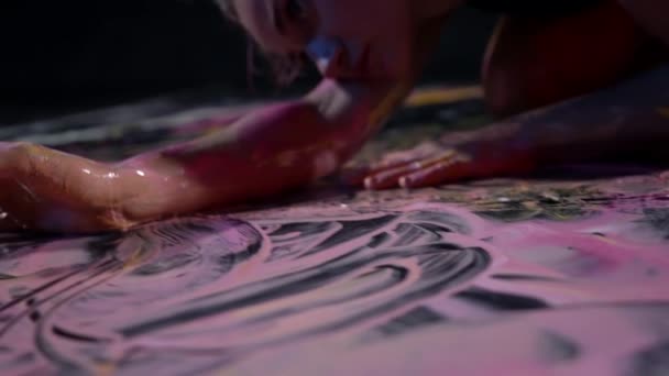 Kobiecy malarz rysuje rękami i barwnikami na podłodze, performance sztuki współczesnej — Wideo stockowe
