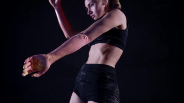 Νεαρή γυναίκα χορεύει με μπογιές στο δέρμα σε σκοτεινό στούντιο, παράσταση σύγχρονου χορού — Αρχείο Βίντεο