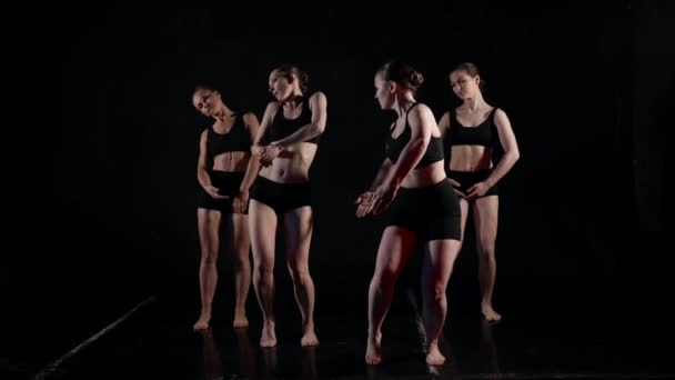 Junge Tänzerinnen trainieren moderne Choreographien im dunklen Studio, Zeitlupe tanzender Frauen — Stockvideo