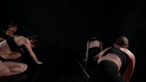 Aufrichtiger und sinnlicher Tanz von vier Frauen, zeitgenössische Choreographie, Nahaufnahme von Körpern — Stockvideo