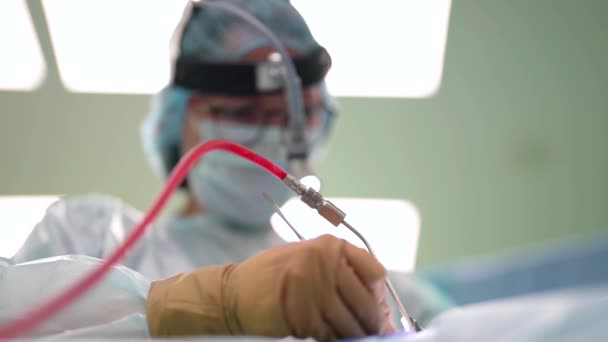 Современные технологии малоинвазивных операций в клинике, хирург проводит операции — стоковое видео