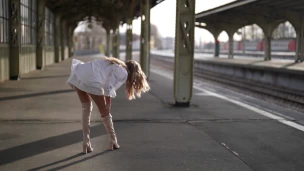 Sexy dama en viejo ferrocarril terminal, caminando en la plataforma, vista trasera de seductora figura femenina — Vídeos de Stock