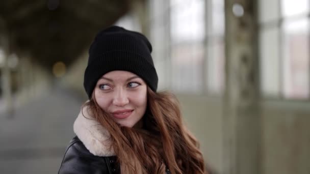 Schöne junge Frau mit großen blauen Augen und charmantem Lächeln, posiert vor der Kamera — Stockvideo
