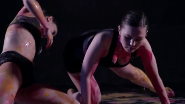 一群女舞蹈家穿着染料跳舞，身上涂着不同的彩绘 — 图库视频影像