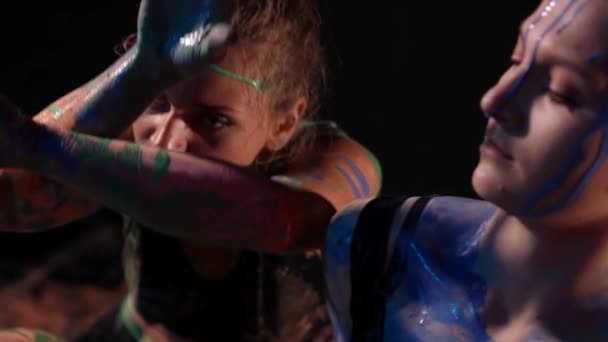 Δημιουργικότητα και καλλιτεχνική παράσταση χορού, οι γυναίκες χορεύουν, λεκιάζοντας χρώματα πάνω από το δέρμα — Αρχείο Βίντεο