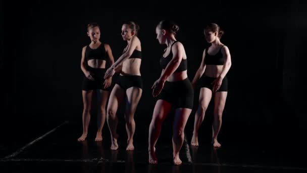 Ensayo o actuación de danza contemporánea, cuatro esbeltas damas en la oscuridad — Vídeos de Stock