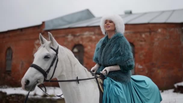 Mooie edelvrouw in bont zit te paard in de winter, historisch concept — Stockvideo