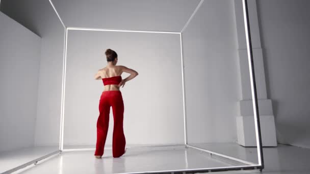 Bela mulher está dançando sedutoramente em estúdio, dança oriental moderna, tiro de comprimento completo — Vídeo de Stock