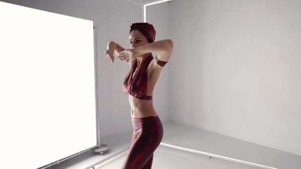 Reina disco moderna, hermosa mujer en traje rojo está bailando solo en el estudio — Vídeos de Stock
