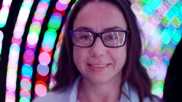 Porträt einer klugen und positiven Frau mittleren Alters, Brille tragend, Nahaufnahme eines hübschen Gesichts — Stockvideo