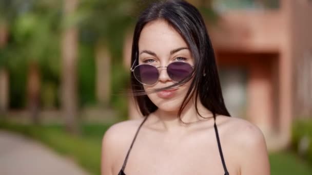 Dame sexy en robe noire marche le jour d'été, portrait de charmante jeune femme dans la rue — Video