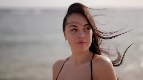 Portrait of beautiful young woman near sea in summer windy day, pretty face with full sexy lips — Stock Video