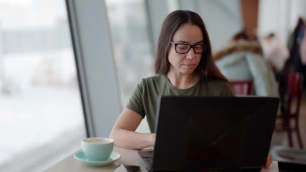 Wanita belanja online, menelusuri situs internet toko dengan laptop, menggunakan wifi gratis di kafe — Stok Video