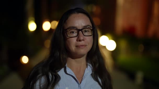 Retrato de encantadora mujer morena adulta en la noche en la calle — Vídeo de stock