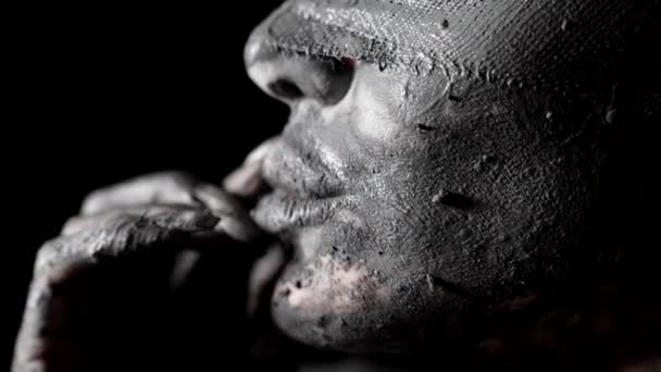 Спокусливий крупним планом знімок жіночого обличчя і губ, покритих сірою глиною, дивним і таємничим — стокове відео