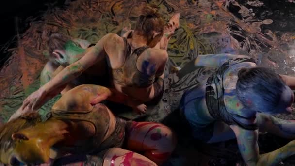 Danse contemporaine et performance d'art femmes et peintures, jeunes femmes — Video