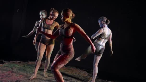Attrayant jeunes femmes dansent dans l'obscurité dans la classe de danse de l'école d'art — Video