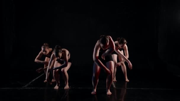 舞台でのコンテンポラリーダンスのパフォーマンスでは4人の女性が — ストック動画