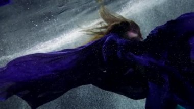 Gölde sualtı çekimi, gizemli kadın yüzüyor ya da derinlere batıyor, sualtı çekimi.