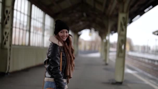 Charmant tiener meisje is het dragen van casual straat stijl voor de winter seizoen is wandelen in de voorstad station — Stockvideo