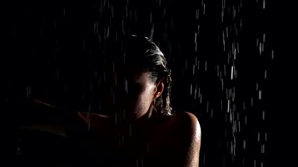 Femme séduisante dans la douche, plan sensuel dans l'obscurité, ralenti, portrait — Video