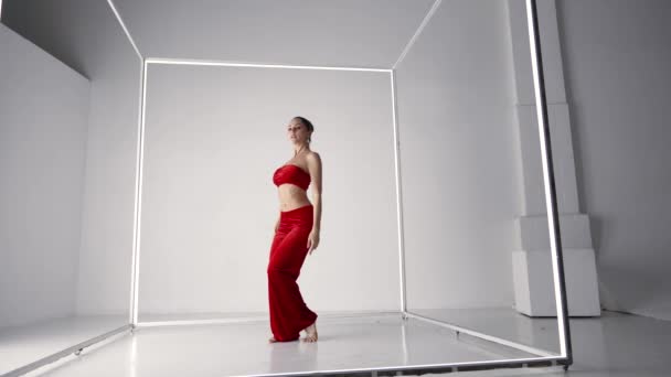 Hypnotic dance of woman in red in studio, eclectic oriental and modern dance style — Stock Video