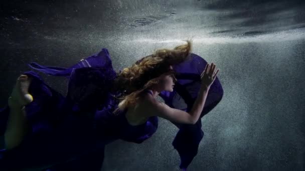 Mujer elegante impresionante está nadando bajo el agua, misterio y magia en la profundidad del mar o el océano — Vídeo de stock