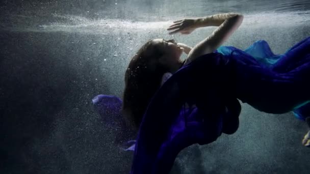 Traum und Fantasie, Frau schwimmt unter Wasser, unterwasserromantische Aufnahme — Stockvideo