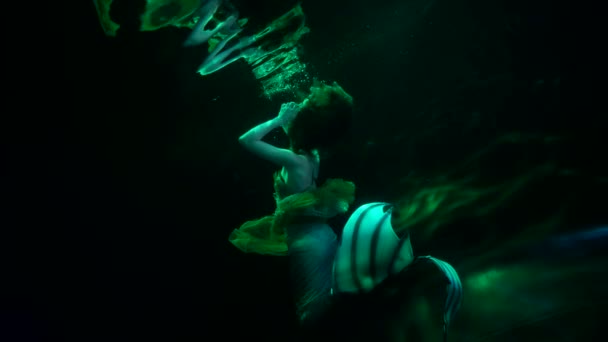 Fantasia colpo subacqueo con misteriosa sirena, signora con coda di pesce galleggia in profondità — Video Stock