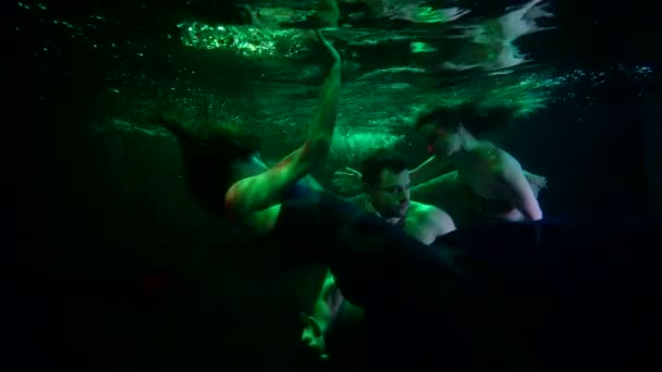美しいウンズは溺れた人を誘惑してる神秘的な水中で撃たれた緑色の光 — ストック動画