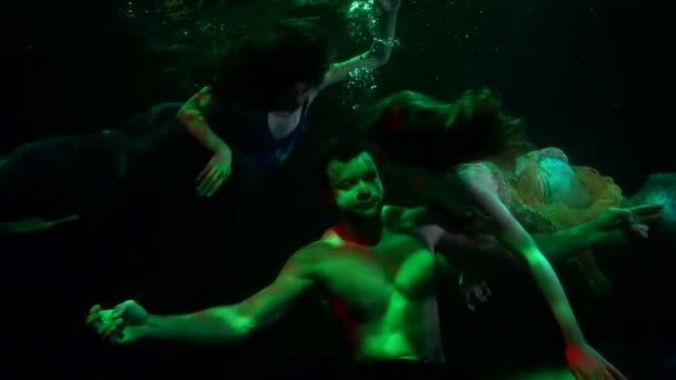 Dua putri duyung seksi yang menggoda pria tenggelam di kedalaman danau, magis dan dongeng — Stok Video