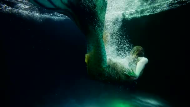 Vrouw in pak van zeemeermin met vis staart is zwemmen in zee diepte, slow motion schot — Stockvideo