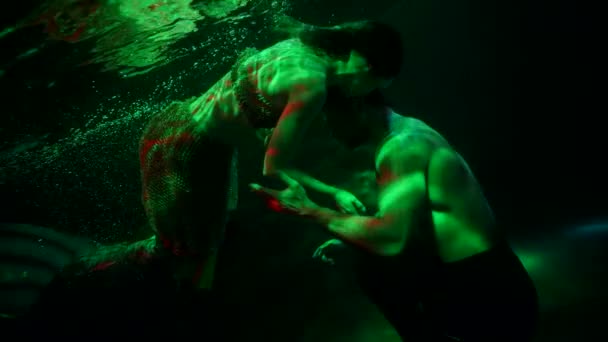 Tentatrice undine sta nuotando vicino ad affondare marinaio e seducente lui, colpo subacqueo — Video Stock