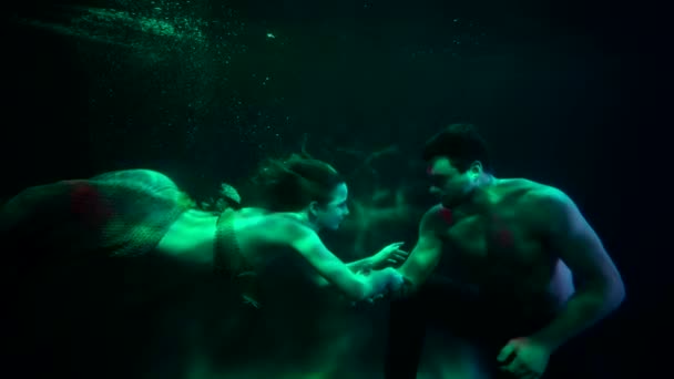 Fiaba e mito su sirena e marinaio affondato, uomo e ninfa si abbracciano sott'acqua — Video Stock