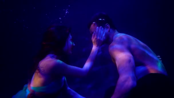 Bella e affascinante sirena sta nuotando e allettante bello uomo in profondità — Video Stock