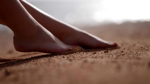 Kumda çıplak ayaklı genç bir kadın, yakın çekim, duygusal hareket, okyanus kıyısında. — Stok video