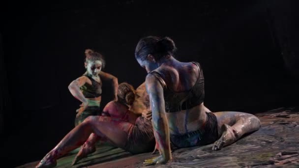 Nowoczesny teatr choreograficzny, młode tancerki tańczą na podłodze z farbami — Wideo stockowe