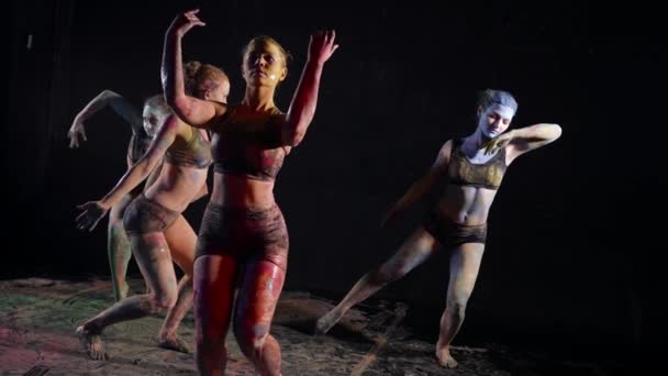 Wewnątrz klasy tańca, młode kobiety ćwiczą taniec współczesny z farbami — Wideo stockowe