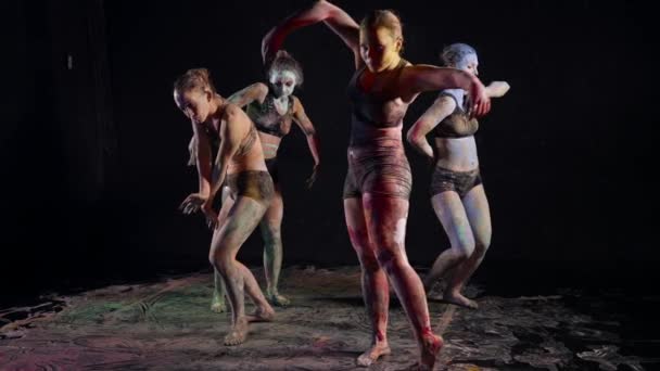 Modern balerinler karanlıkta dans eder. Cilt boyalarıyla çağdaş dans ederler. — Stok video
