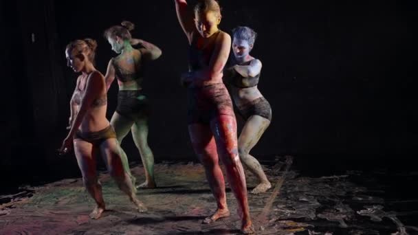 Répétition en classe de danse, école d'art moderne, danseuses dansent dans l'obscurité — Video