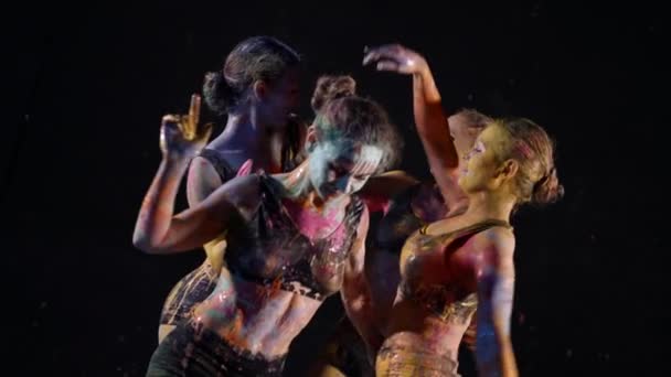 Жіночі танцюристи репетирують сучасну хореографію в студії темних танців — стокове відео