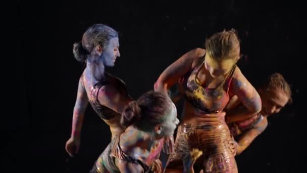 Zespół taneczny czterech kobiet ćwiczy choreografię w studio, skórę w farbach do sztuki ciała — Wideo stockowe