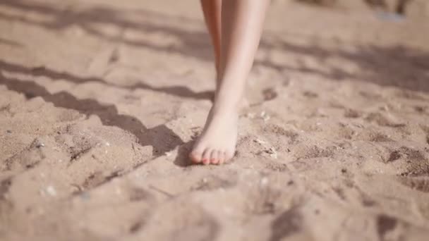砂のビーチを歩き裸の足の上を歩き熱い砂の上を歩き — ストック動画
